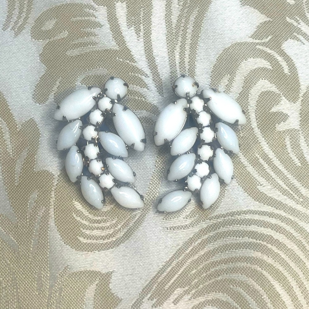 •vintage• milk glass earrings